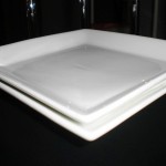 100円プラザダイソー：白いシンプル角皿、和洋中どんな料理もＯＫ